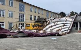 Gimnaziul din satul Hîrtop a rămas fără acoperiș din cauza vîntului