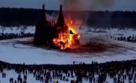 Вселенская вакцинация В России на Масленицу сожгли замок короналюдоеда