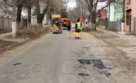 Reparația străzilor din capitală este tergiversata deoarece Primăria nu poate cumpăra asfalt
