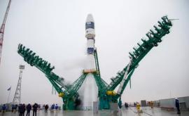 Rusia a lansat o rachetă Soyuz care transportă 38 de sateliţi străini