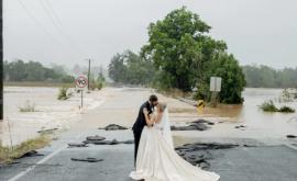 Невеста на вертолете выбралась из ловушки наводнения и успела на свою свадьбу
