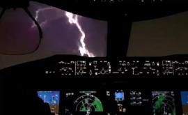 Удар молнии в пассажирский самолет сняли на видео из кабины пилота ВИДЕО