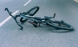 O biciclistă a trecut pe lîngă moarte de două ori în mai puțin de 30 de secunde