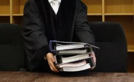 Judecătorul prins cu mită suspendat din funcţie la solicitarea Procuraturii Anticorupție