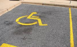 Din numărul total al locurilor de parcare 4 vor fi rezervate pentru persoanele cu dizabilități