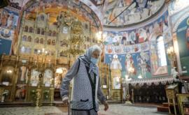 Zeci de credincioşi văzuți fără mască în bisericile din Chișinău