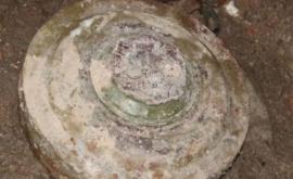 O mină antitanc descoperită în subsolul unui bloc de locuit 