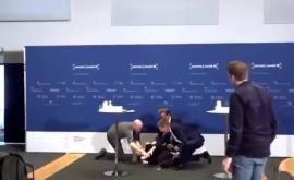 În Danemarca un oficial a leșinat în timpul unei conferințe de presă privind renunțarea la AstraZeneca VIDEO