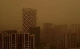 Оранжевое небо и густой смог песчаная буря в Пекине