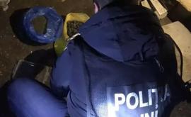 Полиция задержала с поличным торговцев и потребителей наркотиков