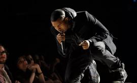 O pereche de încălţăminte sport Nike Air Yeezy 1 purtată de către rapperul Kanye West vîndută de Sothebys cu 18 milioane de dolari