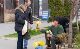 Pensionarii ies în stradă să vîndă flori și ce mai au prin casă pentru a putea supraviețui