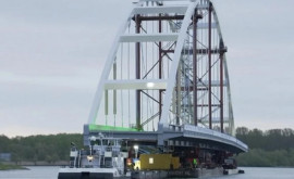 В Роттердаме перевезли 200метровый мост