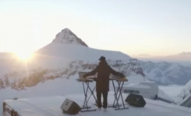 Французский диджей показал яркое видео выступления в швейцарских Альпах