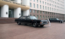 Автомобили бывших президентов выставлены перед парламентом