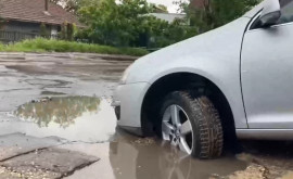 Un șofer din capitală rămas cu mașina blocată întro groapă cu apă și noroi
