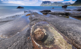 Драконий глаз на пляже Утaкляйв в Норвегии