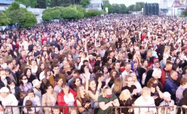 Забыли о пандемии Тысячи людей собрались на концерт в Бельцах