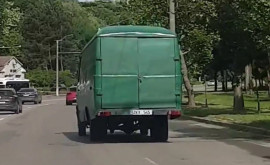 В столице грузовой микроавтобус ехал по встречной полосе