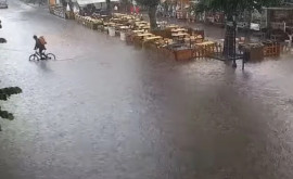 O ploaie puternică a inundat mai multe străzi la Odessa