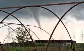 В Румынии на видео сняли торнадо