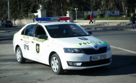 A intrat cu mașina în farmacie Isprava unui șofer din Durlești