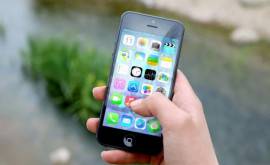 Persoanele în etate din mai multe raioane vor primi în cadou telefoane mobile cu internet