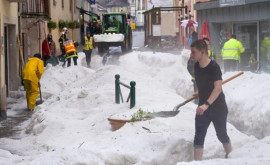Снег и град накрыли несколько городков во Франции