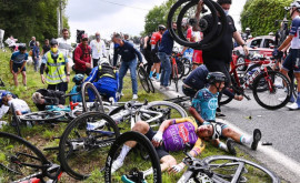 Полиция арестовала женщину изза которой случилась массовая авария на Тур де Франс