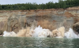 Un turist a filmat momentul în care o stîncă de 60 de metri se prăbușește în lac