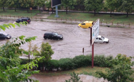 Strada Calea Ieșilor din capitală inundată VIDEO