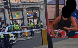 Doi tineri sînt căutaţi de poliţia din Londra după ce au oprit un criminal cu o placă de skateboard