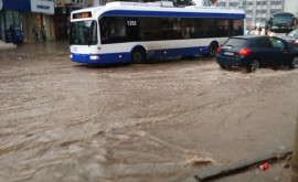 Străzi transformate în rîuri Cum au înotat astăzi mașinile pe drumurile capitalei VIDEO