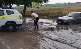 В Новоаненском районе полиции помогла водителю вытащить машину из грязи