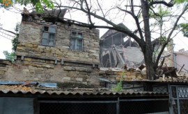 В центре Одессы двухэтажный дом рухнул на парковку