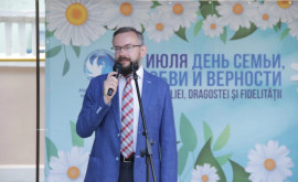Русский дом в Кишиневе устроил праздник в День семьи любви и верности ФОТО