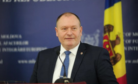 Голосует исполняющий обязанности премьерминистра Республики Молдова Аурелиу Чокой