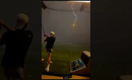 Молния ударила в летящий мячик для гольфа ВИДЕО