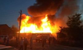 Серьезный пожар на юге Молдовы Пламя охватило два магазина ФОТО ВИДЕО