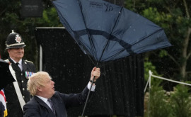 Premierul britanic a fost pus în dificultate de o umbrelă