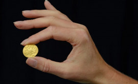 O monedă de aur extrem de rară a fost descoperită pe un cîmp