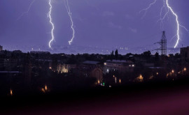 Эффектные снимки молний напугавших кишиневцев прошлой ночью