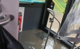 Последствия сильного ливня в Кишиневе затопленный автобус