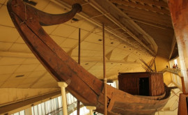Barca solară a faraonului Keops dusă la muzeul din Giza