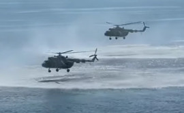 На пляже Одессы отдыхающих шокировали низко летящие вертолеты ВИДЕО