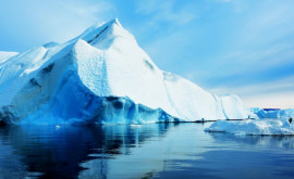 Groenlanda a înregistrat prima ploaie pe vîrfurile ghețarilor