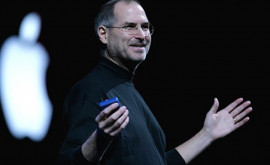 Un manual Apple semnat de Steve Jobs sa vîndut cu 800000 de dolari