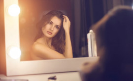 Privitul în oglindă cauzează depresie și anxietate
