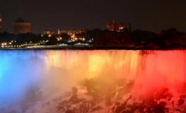 Ниагарский водопад украсили цвета молдавского флага