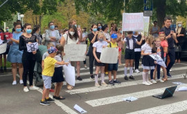 Protest la Guvern părinții nemulțumiți de învățămîntul la distanță
